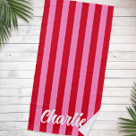 Toalha De Praia Nome do retrorreflector personalizado de faixas em<br><div class="desc">Toalha de praia com seu nome em uma fonte branca e retrorativa sobre faixas em negrito,  vermelho e rosa. Todas as cores são personalizáveis.</div>