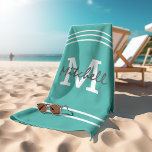 Toalha De Praia Nome do Teal Personalizado<br><div class="desc">Toalha de praia editável,  com um fundo de terra moderno que pode ser mudado para qualquer cor,  listras brancas esportivas,  inicial e nome. Facilmente personalizado para que você olhe excelente no seu sol mais solto ao redor da piscina ou na praia!</div>