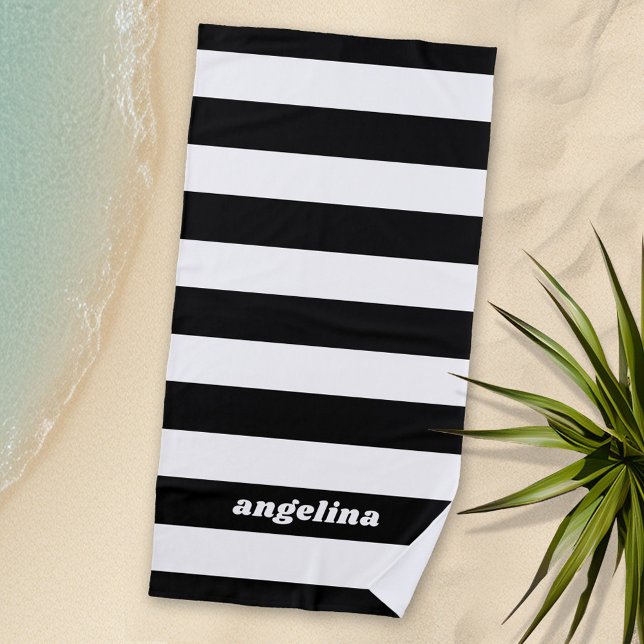 Toalha De Praia Nome Moderno de Padrão Strike Preto e Branco (Personalized Beach Towel)