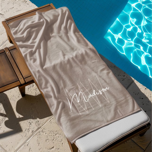 Toalha De Praia Nome Monograma Moderno Script Bege (Modern Monogram Name Script Taupe Beach Towel)
