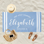 Toalha De Praia Nome Personalizado do Fim de Semana das Raparigas<br><div class="desc">Design personalizado de toalha de praia para uma viagem de fim de semana feminina apresenta um nome personalizado em um roteiro moderno, escrevendo por listras costeiras, com texto personalizado para a ocasião. A cor azul de fundo da cinza empoeirada pode ser modificada. Visite nosso compro para obter outras opções de...</div>