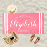 Toalha De Praia Nome Personalizado do Fim de Semana das Raparigas<br><div class="desc">Design personalizado de toalha de praia para uma viagem de fim de semana feminina apresenta um nome personalizado em um roteiro moderno,  escrevendo por listras costeiras,  com texto personalizado para a ocasião. A cor de fundo rosa bonito pode ser modificada. Visite nosso compro para obter outras opções de cor.</div>