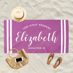 Toalha De Praia Nome Personalizado do Fim de Semana das Raparigas<br><div class="desc">Design personalizado de toalha de praia para uma viagem de fim de semana feminina apresenta um nome personalizado em um roteiro moderno, escrevendo por listras costeiras, com texto personalizado para a ocasião. A cor de fundo roxo da orquídea radiante pode ser modificada. Visite nosso compro para obter outras opções de...</div>