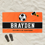 Toalha De Praia Nome Personalizado do Jogador de Futebol Laranja<br><div class="desc">Design de toalha de praia personalizada para crianças e adolescentes apresenta uma bola de futebol personalizada com o número uniforme do jogador, texto personalizado para o primeiro ou sobrenome do jogador e texto moderno para o nome do time do futebol. Faz um presente de favor único para torneios e festas...</div>