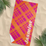 Toalha De Praia Nome personalizado do padrão de xadrez magenta lar<br><div class="desc">Toalha de praia com um padrão de xadrez em laranja e magenta brilhantes,  e seu nome personalizado.</div>