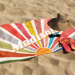 Toalha De Praia Nome Personalizado do Retro Moderno Diversão do Ar<br><div class="desc">Apresentando o nome personalizado Beach Towel com uma ilustração moderna do Rainbow Sun Burst - a adição perfeita ao seu verão! Esta toalha é uma peça única e personalizada que apresenta um design vibrante e colorido de explosão solar, lembrando a estética retrô dos anos 60 e 70. A ilustração da...</div>