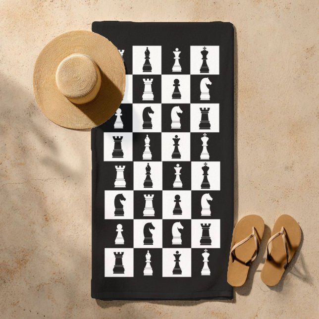 Toalha De Praia O Jogo De Xadrez Encontra-Se Preto E Branco (Chess Game Figures Black And White Pattern Beach Towel.)