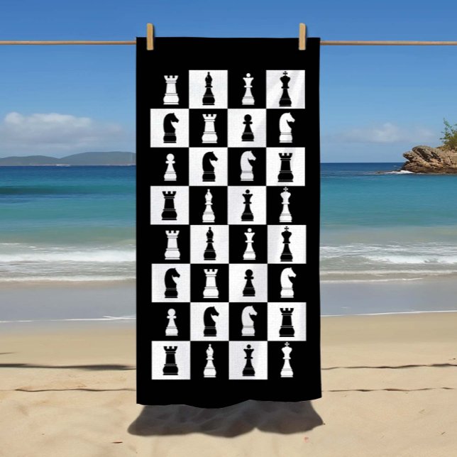 Toalha De Praia O Jogo De Xadrez Encontra-Se Preto E Branco (Chess Game Figures Black And White Pattern Beach Towel.)