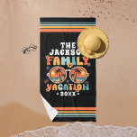 Toalha De Praia Óculos de sol das palmeiras retro groovó de férias<br><div class="desc">Traga vibrações retrorativas para as suas férias familiares com esta toalha de praia personalizável com uma ilustração vibrante de óculos escuros com reflexões de palmeiras,  e a legenda 'férias de família' numa fonte colorida de groovy. Personalize-o com seu nome de família e o ano atual para um toque exclusivo.</div>