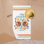 Toalha De Praia Óculos de sol das palmeiras retro groovó de férias<br><div class="desc">Traga vibrações retrorativas para as suas férias familiares com esta toalha de praia personalizável com uma ilustração vibrante de óculos escuros com reflexões de palmeiras,  e a legenda 'férias de família' numa fonte colorida de groovy. Personalize-o com seu nome de família e o ano atual para um toque exclusivo.</div>