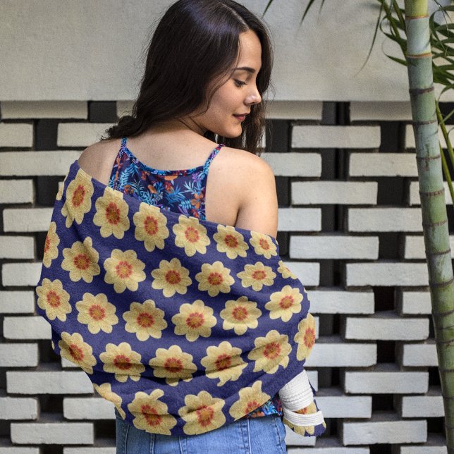 Toalha De Praia Padrão Amarelo Dahlia no Floral Azul (In Situ (On Person))