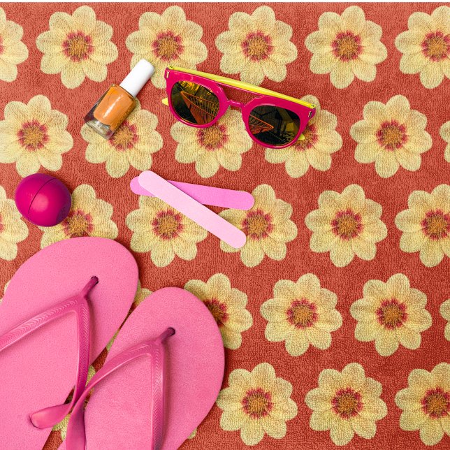 Toalha De Praia Padrão Amarelo Dahlia no Floral Vermelho (In Situ Front)