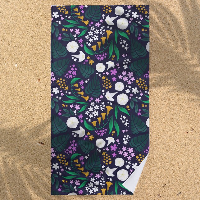 Toalha De Praia Padrão Botânico Floral do Jardim da Lua Noturna (Moon Garden Floral Beach Towel)