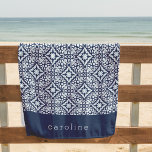 Toalha De Praia Padrão de Azulejo Espanhol Azul e Branco | Persona<br><div class="desc">A toalha de praia personalizada das chic mediterrânicas em tons azuis arejados apresenta um padrão geométrico inspirado por azulejos azulejo espanhóis,  com seu nome ou escolha de personalização embaixo em uma banda de coordenação do azul marinho.</div>