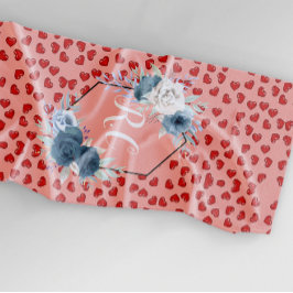 Toalha De Praia Padrão de corações vermelhos na flor azul de monog