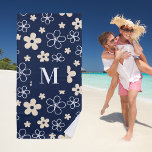 Toalha De Praia Padrão de flor de creme azul-marinho retrô<br><div class="desc">Um fundo azul marinho com um padrão floral no estilo retrô em branco e creme. Personalize e adicione sua letra monográfica,  inicial.</div>