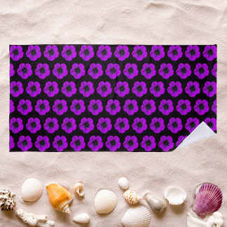 Toalha De Praia Padrão de Gerânio Roxo no Preto Floral
