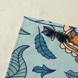 Toalha De Praia Padrão floral ornamentado em um fundo azul claro