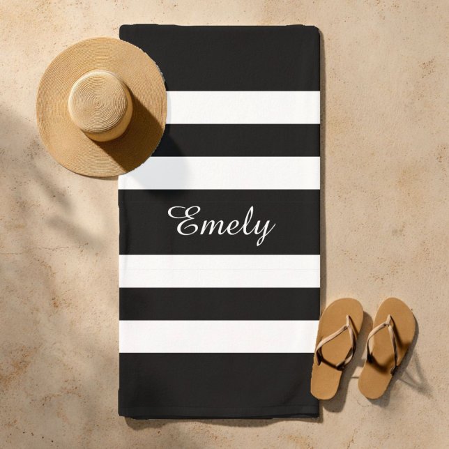 Toalha De Praia Padrão Moderno de Stripes Negra e Branca (Custom Name Modern Black And White Stripes Pattern Beach Towel)