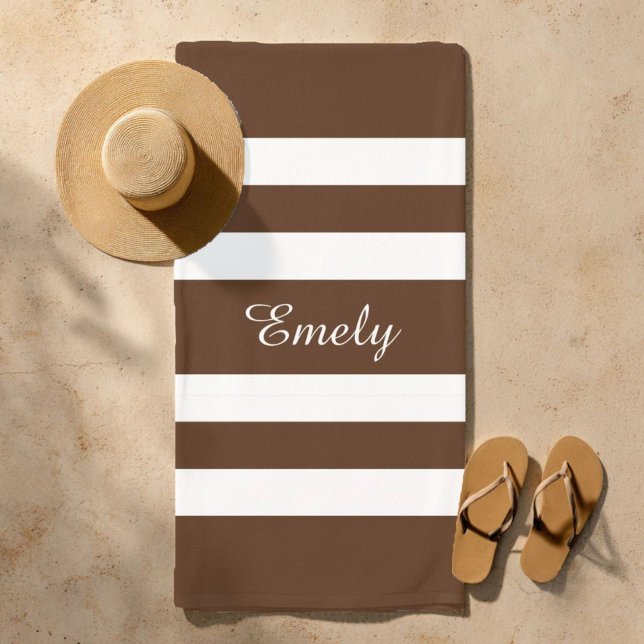 Toalha De Praia Padrão Moderno Elegante Castanho E Stripes Brancas (Custom Name Modern Elegant Brown And White Stripes Pattern Beach Towel)