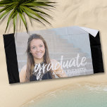 Toalha De Praia Parabéns Formando Foto para Graduação Virtual<br><div class="desc">Adicione texto e fotos personalizados - Um modelo perfeito para uma celebração de verão. Adicione uma foto horizontal mais o nome e o ano dos formandos. O formando está em uma fonte moderna e russa escrita à mão que pode ser usada para as caras ou meninas. Mostre ao estilo as...</div>