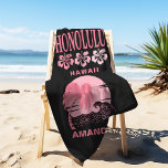 Toalha De Praia Personalização da Bachelorette de Praia Rosa Honol<br><div class="desc">Apresentando nossa tenda personalizada de praia Honolulu Hawaii, o cúmplice de qualquer dia de praia! Apresentando um design de hibisco cor-de-rosa, esta toalha de praia certamente fará uma declaração na areia. E com a opção de adicionar seu próprio toque pessoal, você pode personalizar a toalha com seu nome ou iniciais...</div>