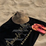 Toalha De Praia Personalizado Com Nome Dourado Monograma Moderno P<br><div class="desc">Apresentamos a nossa Toalha de Praia Dourada do Monograma Preto e Personalizada - um presente personalizado chique e sofisticado, perfeito para o Dia de as mães ou qualquer ocasião especial. Esta toalha de praia apresenta uma elegante tipografia de roteiro e um moderno monograma minimalista, criando um na moda e um...</div>