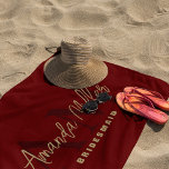 Toalha De Praia Personalizado Com Nome Dourado Monograma Moderno P<br><div class="desc">Apresentando a Toalha de Praia do Monograma Moderno Dourado Vermelho Escuro Personalizado com o Nome Dark Red - um acessório sofisticado e na moda que traz um toque de luxo à sua praia ou experiência ao lado do poolside. Esta toalha de praia personalizada apresenta uma elegante tipografia de escrita e...</div>