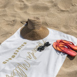 Toalha De Praia Personalizado Com Nome Monograma Moderno Dourado B<br><div class="desc">Apresentando a Toalha de Praia Monográfica Moderna Dourada Branca Personalizada com Nome - um acessório luxuoso e na moda que adiciona um toque de sofisticação à sua praia ou experiência ao lado do polo. Esta toalha de praia personalizada apresenta uma elegante tipografia de escrita e um moderno monograma de escrita...</div>
