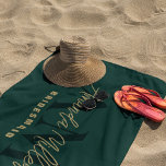 Toalha De Praia Personalizado Com Nome Monograma Moderno Dourado V<br><div class="desc">Apresentando a Toalha de Praia do Monograma Moderno Dourado Verde Personalizada com Nome - um acessório chic e sofisticado que adiciona um toque de elegância à sua praia ou experiência ao lado do polo. Esta toalha de praia personalizada apresenta uma elegante tipografia de escrita e um monograma moderno e minimalista...</div>