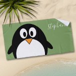Toalha De Praia Pinguim bonito com nome manuscrito branco<br><div class="desc">Um pinguim de desenho animado com uma área para adicionar seu monograma. Você pode alterar a cor de fundo ao personalizar o item. Um design bonitinho para qualquer garota.</div>