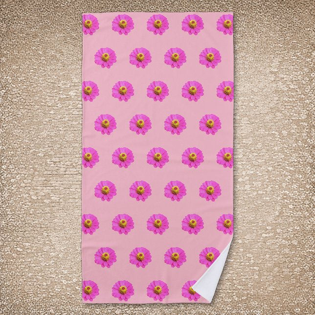 Toalha De Praia Pink Zinnia Flower Seamless Patterno em Beach Towe (Pink Zinnia flower seamless pattern on beach towel.)