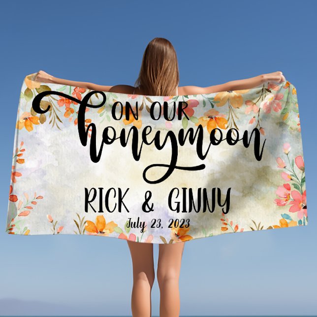 Toalha De Praia Presentes Personalizados de Mel de Noiva Floral em (Watercolor Floral Honeymoon Gifts Personalized Beach Towel)