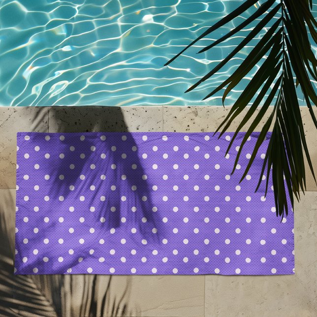 Toalha De Praia Púrpura Dotty Delight (A Dotty Delight Purple Beach Towel beside the poolside. )