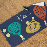 Toalha De Praia Rackets de Tênis de Padel e Bolas Personalizados<br><div class="desc">Essa toalha personalizada de praia apresenta um nome em cartazes de escrita colorido de creme,  além de ilustrações de raquetes de tênis de padel e bolas em terra,  terra cotta,  ouro,  creme e amarelo sobre fundo azul marinho.</div>