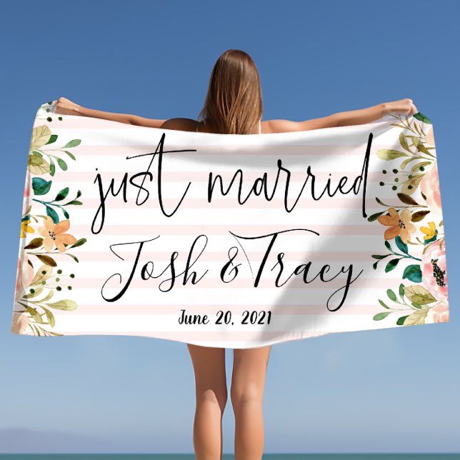 Toalha De Praia Recem casados Personalizado Blush Rosa Floral (Blush Rose Personalized Just Married Floral Beach Towel)