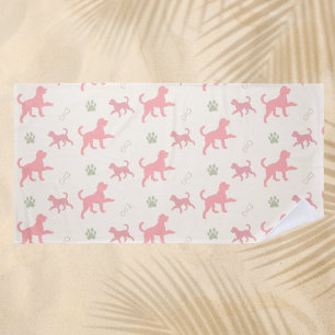Toalha De Praia Rosa Coral e Silhueta de Cachorro Doodle em Verde 