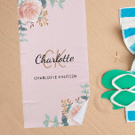 Toalha De Praia Rosa dourado floral monograma verde<br><div class="desc">Um fundo branco,  rosa dourado e colorido. Decorados com rosas de ouro rosa,  eucalipto verde e ouros de cor aquosa. Personalize e adicione seu primeiro nome,  iniciais do monograma e nome do cheio.</div>