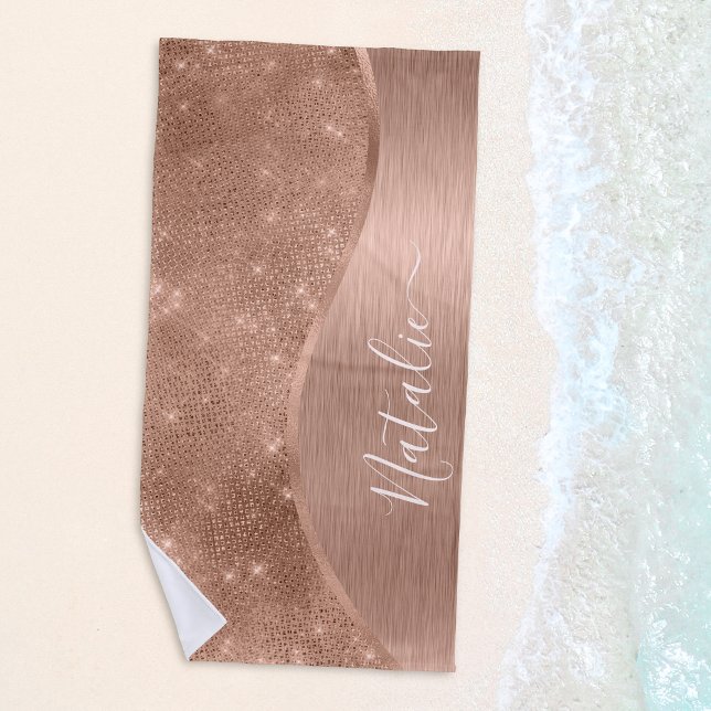 Toalha De Praia Rosa Metálico - Largura Dourada Personalizada (Shine bright like a diamond with this metallic rose gold glitter beach towel.)