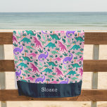 Toalha De Praia Rosa | Nome das Crianças de Padrão de Dinossauro C<br><div class="desc">Personalize este bonitinho dinossauro com toalha de praia com o nome do seu filho em letras brancas para um legal toque personalizado! Criado especialmente para as meninas que amam dino,  este design colorido apresenta ilustrações cor-de-rosa,  roxo e dinossauro verde-menta em um fundo cor-de-rosa.</div>