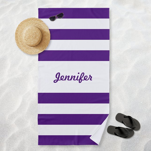 Toalha De Praia Roxo e Branco Listras Personalizado (Chic Purple and White Stripes Personalized Beach Towel)
