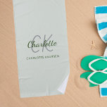 Toalha De Praia Sage verde monograma iniciais nome script<br><div class="desc">Personalize e adicione seu primeiro nome,  letras monográficas,  iniciais e nome do cheio. Uma cor de fundo verde de sábio de tendência. Letras verdes e cinzas coloridas.</div>