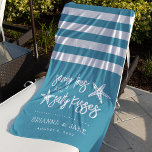 Toalha De Praia Sandy Toes Salty Kisses Destino Favor de Casamento<br><div class="desc">Um favor perfeito para o seu casamento de destino,  esta design de verão tropical apresenta "dedos arenosos e beijos salgados" em letras brancas com duas estrelas-do-mar. Personalize com seus nomes e data de casamento embaixo.</div>
