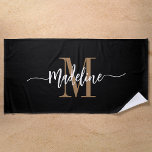 Toalha De Praia Script de Nome do Monograma de Na moda Personaliza<br><div class="desc">Toalha de praia moderna, moderna e na moda com seu nome personalizado e inicial em um design de caligrafia com espiral (mantenha os emoticons ou espaços ao lado do nome do cheio no lugar para que as espirais permaneçam). Este é o tom dourado e a versão preta. É fácil personalizar...</div>