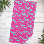 Toalha De Praia Script de nome personalizado azul-aqua negrito ros<br><div class="desc">Toalha de praia com um nome personalizado em uma fonte de script azul aqua em um fundo rosa quente. Design de cor e cor.</div>
