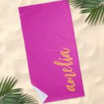 Toalha De Praia Script de nome personalizado bold laranja magenta<br><div class="desc">Toalha de praia com seu nome em uma fonte de script laranja em um fundo rosa-quente magenta. Design de cor e cor.</div>