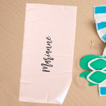Toalha De Praia Script de nome personalizado da cinza de pêssego<br><div class="desc">Pêssego fundo colorido. Personalize e adicione seu nome. Script de estilo manuscrito de cinza.</div>