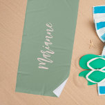 Toalha De Praia Script de nome personalizado do pêssego verde de s<br><div class="desc">Um fundo verde sábio. Personalize e adicione seu nome. Estilo manuscrito colorido de pêssego.</div>