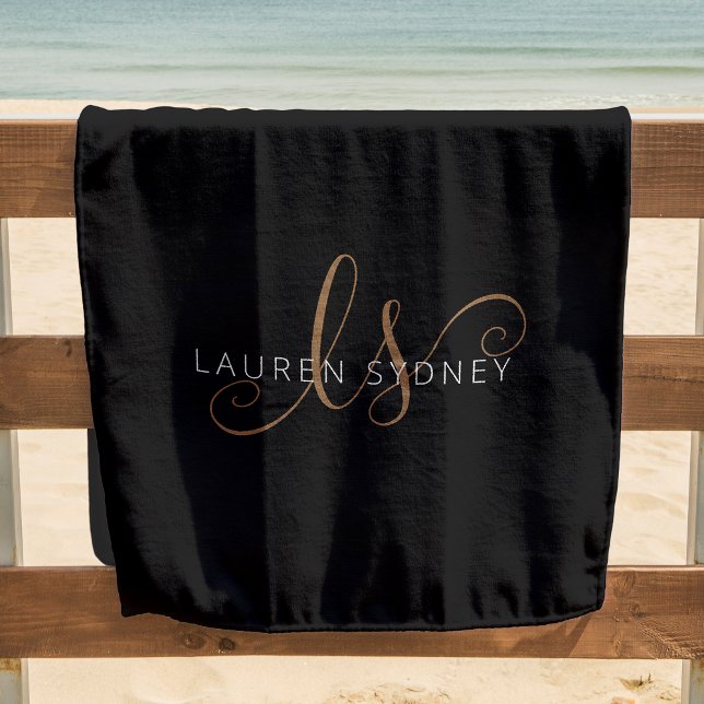 Toalha De Praia Script Feminino Dourado Preto Moderno Monograma (Make a statement with this sleek black beach towel featuring your name and monogram in gold.)