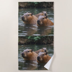 Toalha De Praia "Serenidade do Rio: Capybaras Nadando no Fluxo"